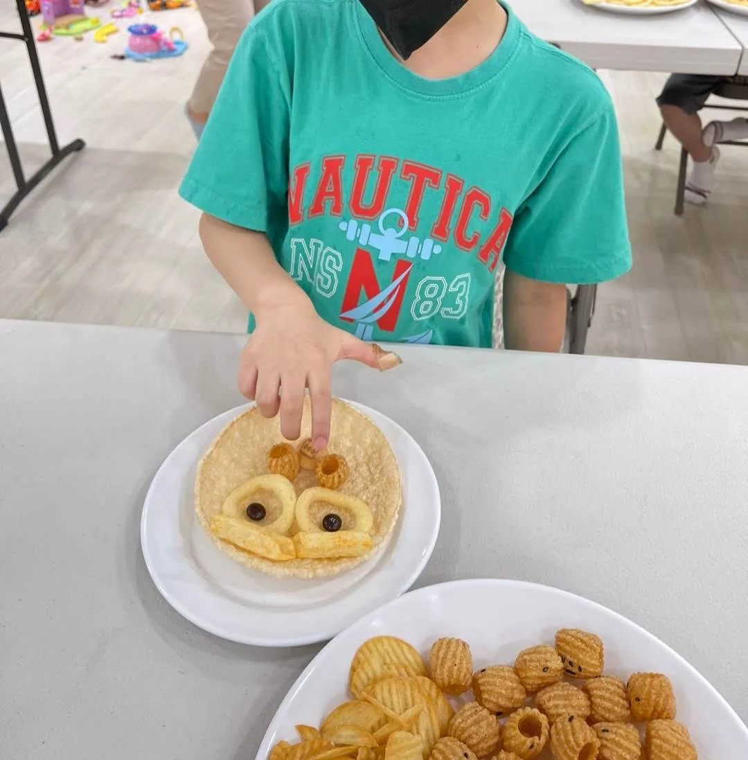 [미술수업] 과자로 얼굴 표현하기 사진 1
