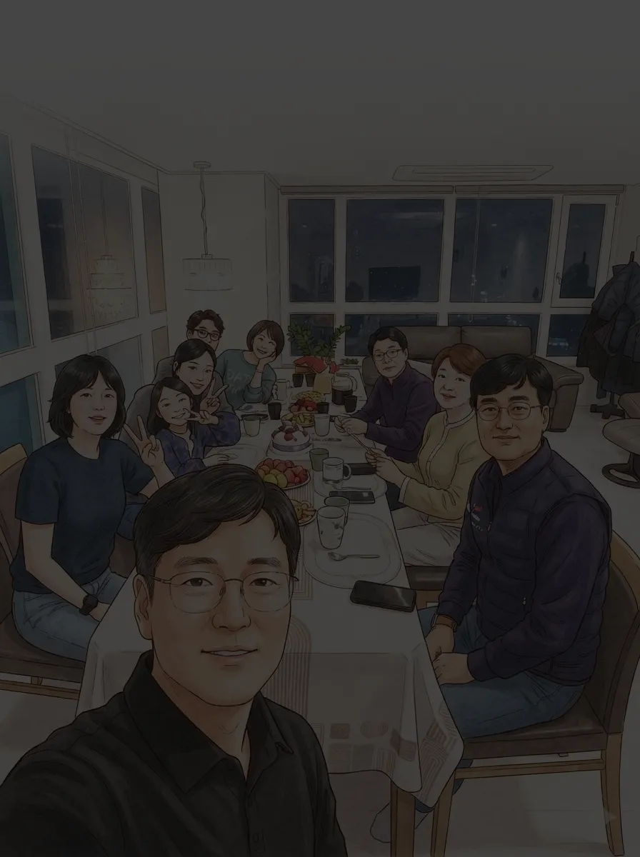 가정집 식탁에 둘러앉아 함께 식사하는 목장 식구들